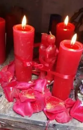 Ritual de amarre de amor con velas rojas y pétalos